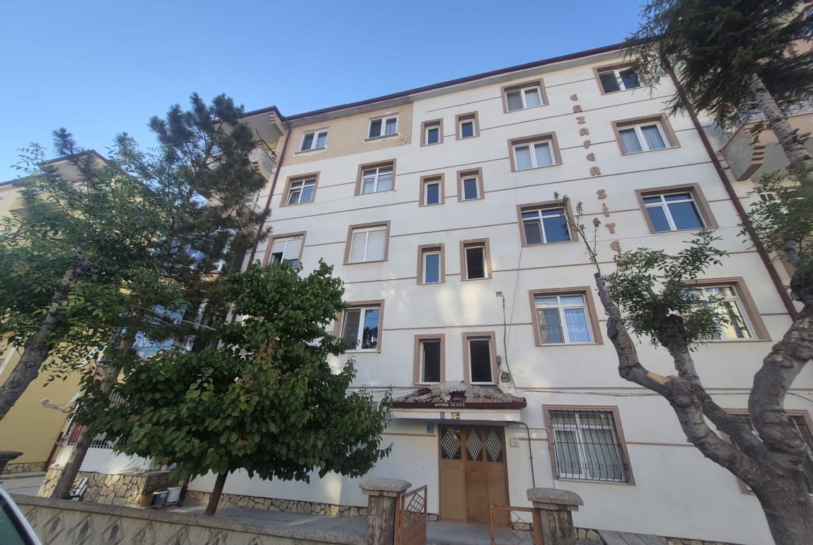 AHMET YESEVİ MAHALLESİNDE ERZAFER SİTESİ 2+1 SATILIK DAİRE