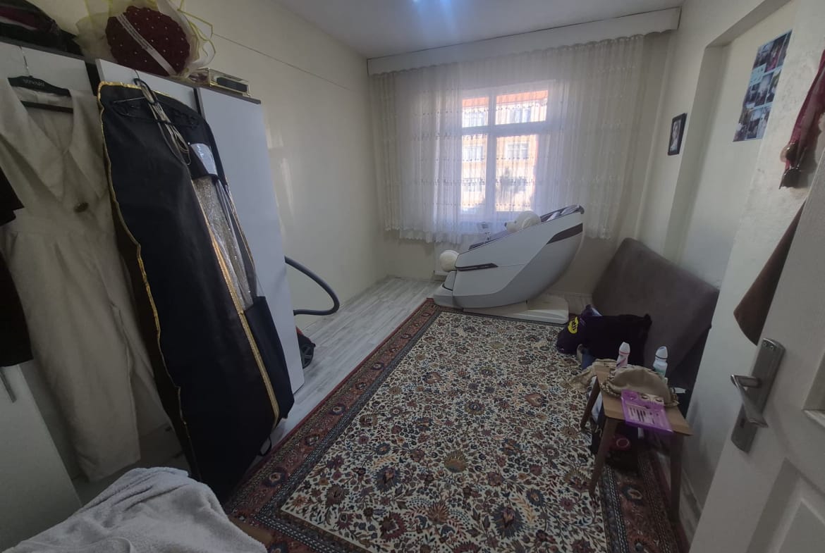AHMET YESEVİ MAHALLESİNDE ERZAFER SİTESİ 2+1 SATILIK DAİRE