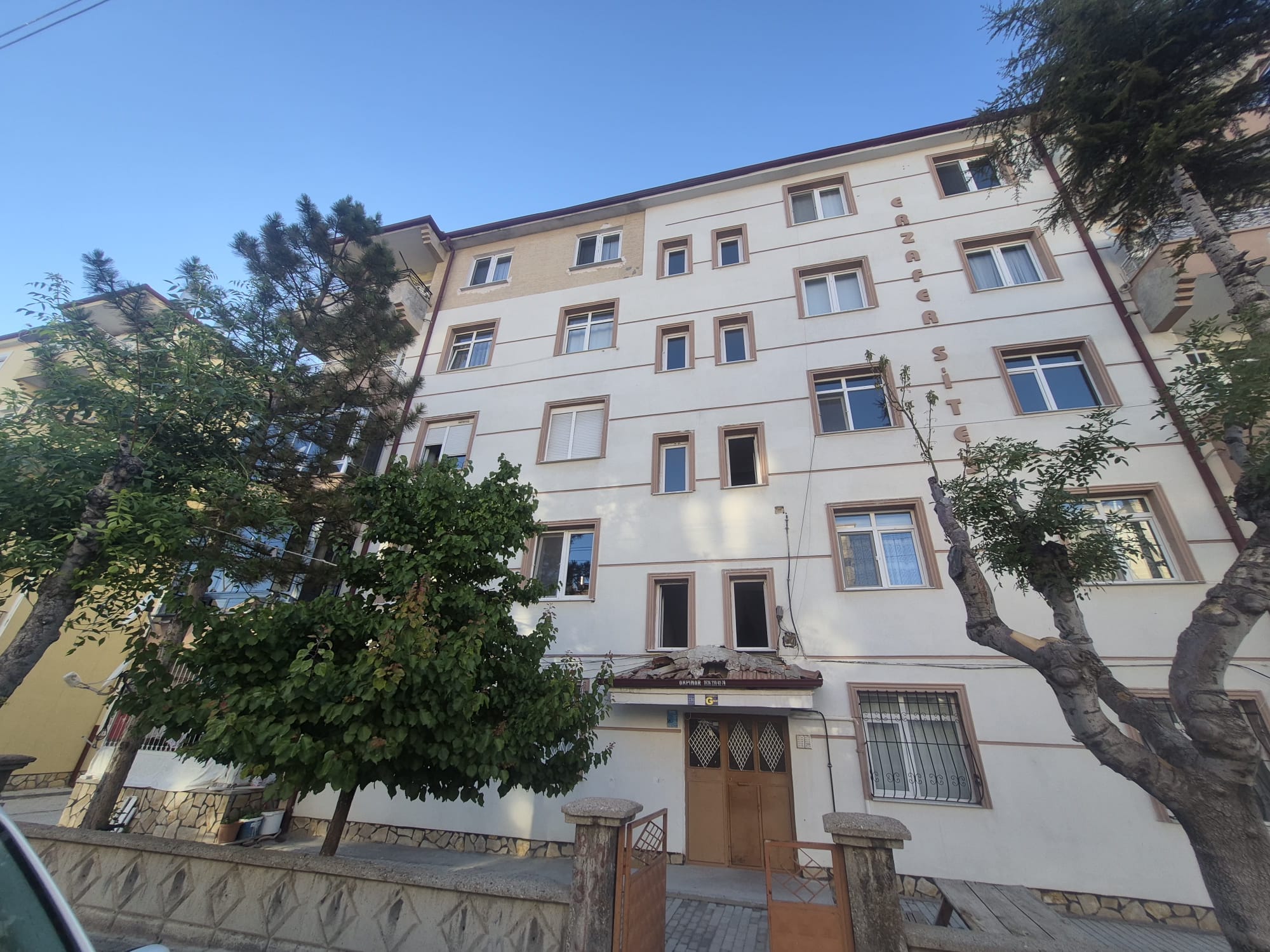 AHMET YESEVİ MAHALLESİNDE ERZAFER SİTESİ 2+1 SATILIK DAİRE