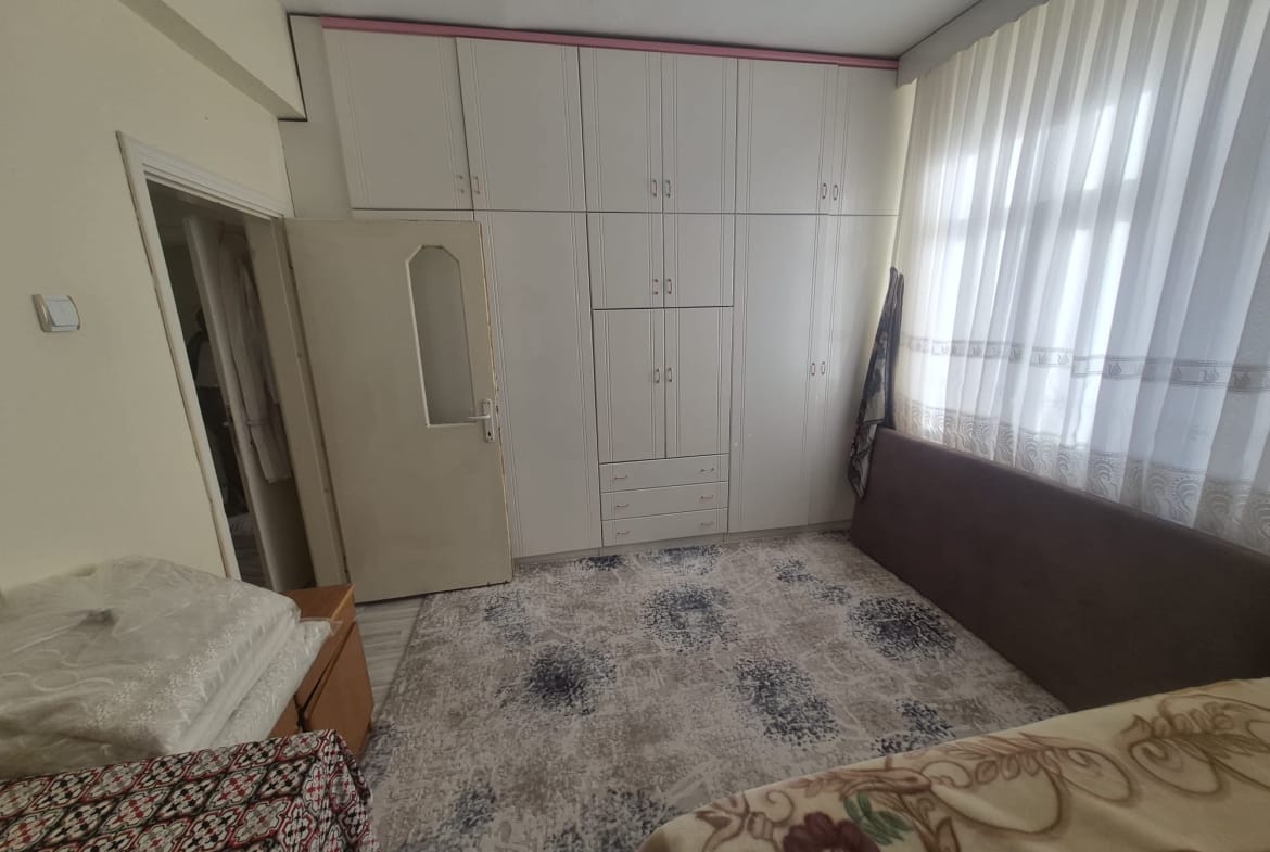 AHMET YESEVİ MAHALLESİNDE ERZAFER SİTESİ 2+1 SATILIK DAİRE
