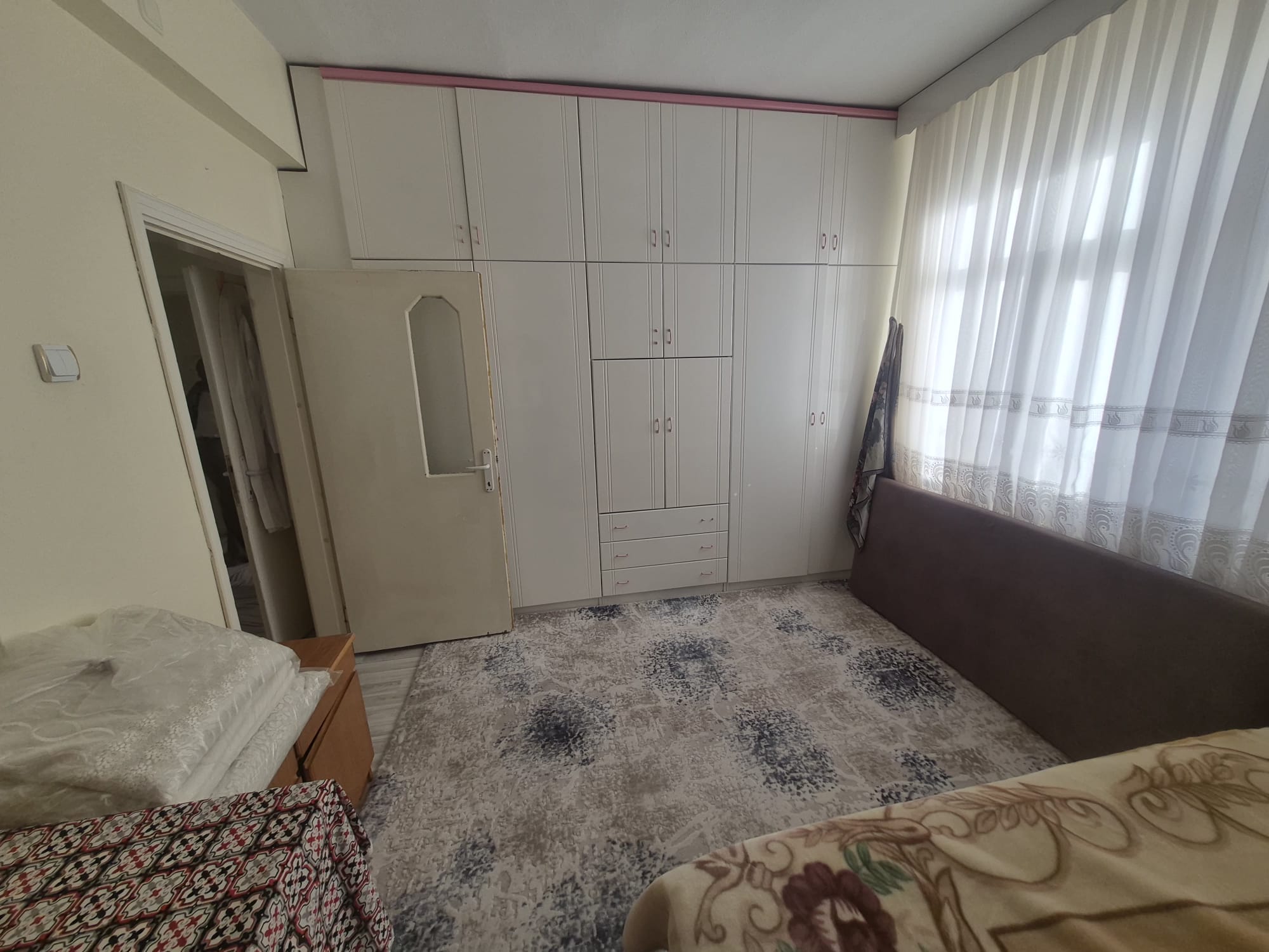 AHMET YESEVİ MAHALLESİNDE ERZAFER SİTESİ 2+1 SATILIK DAİRE