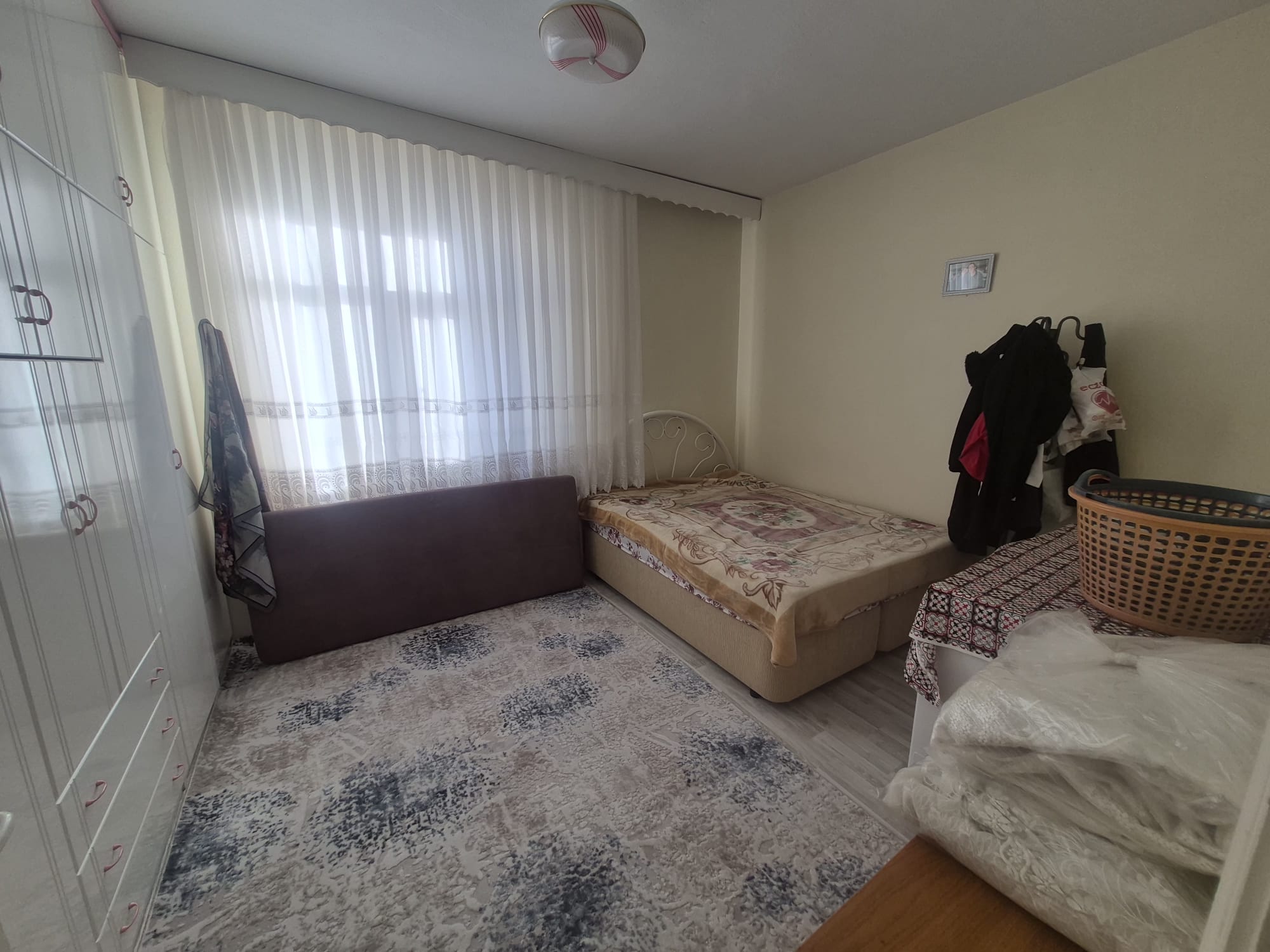 AHMET YESEVİ MAHALLESİNDE ERZAFER SİTESİ 2+1 SATILIK DAİRE