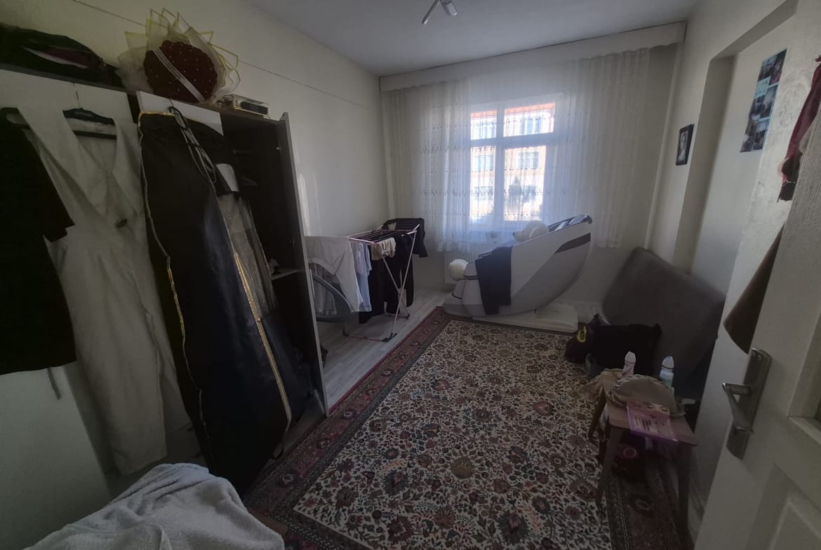 AHMET YESEVİ MAHALLESİNDE ERZAFER SİTESİ 2+1 SATILIK DAİRE