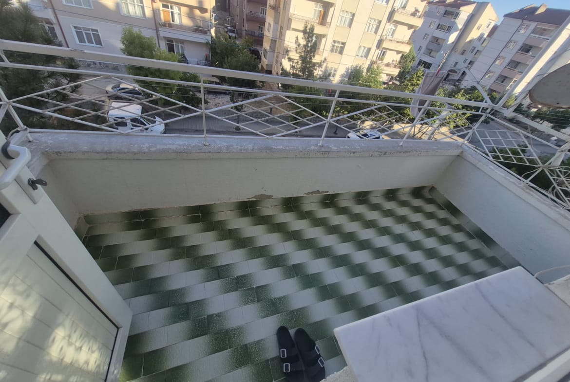 AHMET YESEVİ MAHALLESİNDE ERZAFER SİTESİ 2+1 SATILIK DAİRE