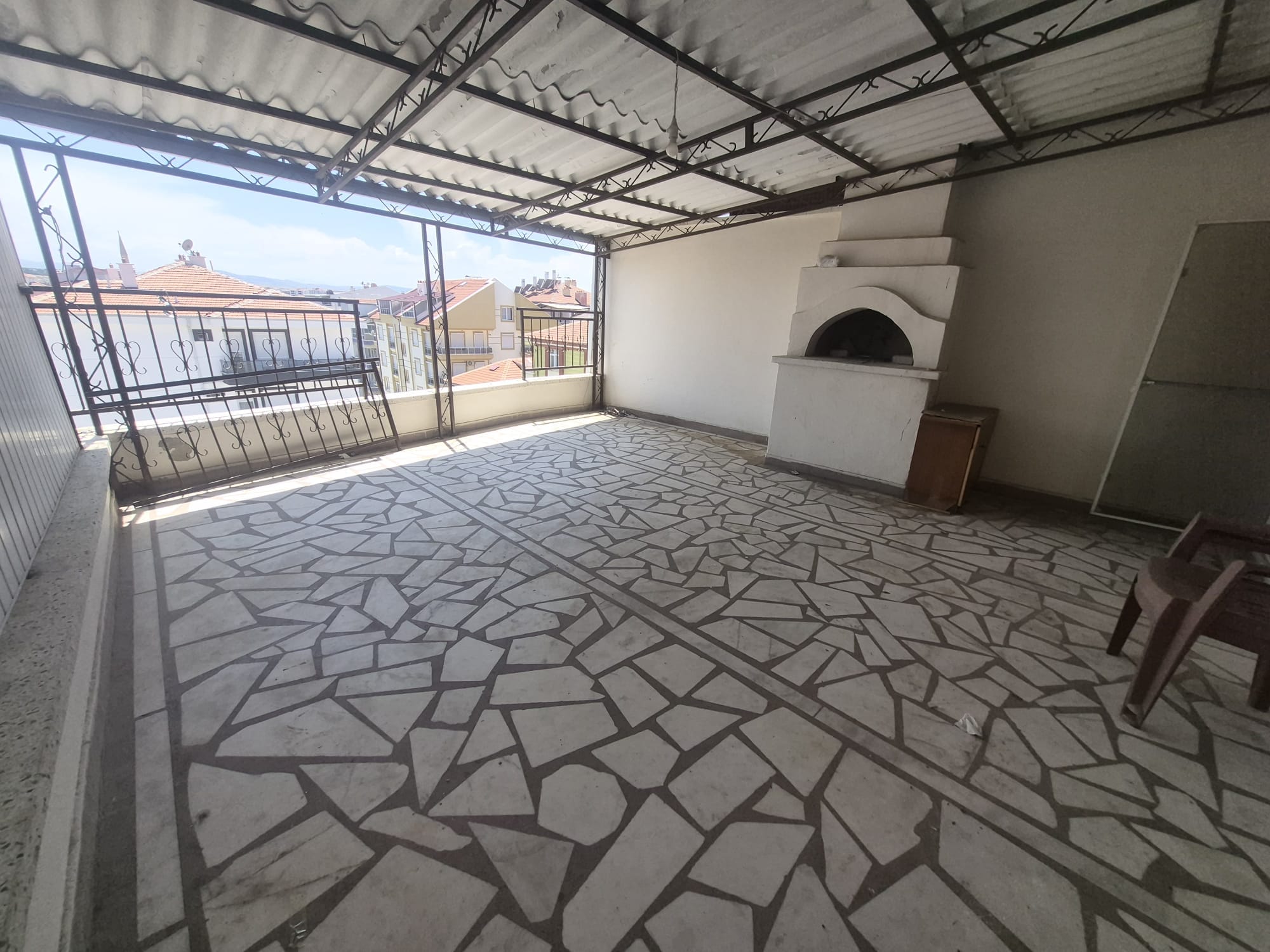 İMARET MAHALLESİ 2+1 ÇATI KATI KİRALIK DAİRE
